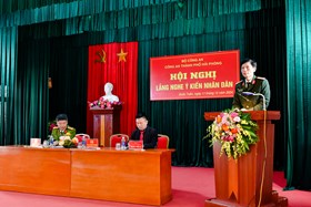 Đại tá Phạm Viết Dũng, Phó Giám đốc CATP lắng nghe phản ánh của Nhân dân xã Quốc Tuấn, huyện An Lão