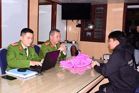 Phòng Cảnh sát quản lý hành chính về trật tự xã hội tiếp nhận băng pháo có trọng lượng 4kg do nhân dân giao nộp 