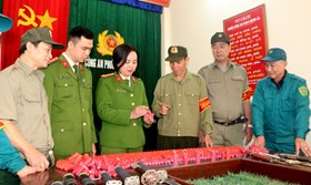 Công an phường An Biên (quận Lê Chân) vận động giao nộp 9,1kg pháo, 21 viên đạn và 32 dao kiếm các loại