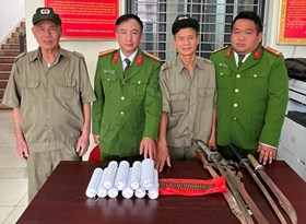 Công an phường Dư Hàng Kênh (quận Lê Chân) Vận động giao nộp 10kg pháo, 30 viên đạn và 5 dao kiếm các loại