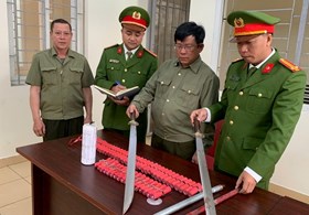 Công an phường Kênh Dương (quận Lê Chân) Vận động nhân dân giao nộp 2 băng pháo, 1 quả pháo cối và 4 dao kiếm các loại