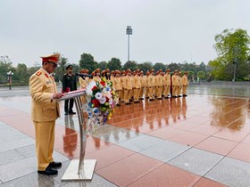 Phòng Cảnh sát giao thông tổ chức báo công tại Khu lưu niệm Sáu điều Bác Hồ dạy Công an nhân dân nhân