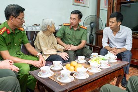 Đoàn công tác CATP Đà Nẵng: Thăm, tặng quà gia đình cán bộ chi viện An ninh Quảng Nam – Đà Nẵng trong kháng chiến chống Mỹ cứu nước