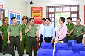 Thiếu tướng Bùi Quang Bình, Ủy viên BTV Thành ủy, Giám đốc CATP kiểm tra công tác chuẩn bị Đại hội Đảng và thực hiện mô hình chính quyền địa phương 2 cấp tại xã Cẩm Giang