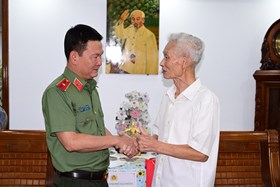 Thiếu tướng Bùi Quang Bình, Giám đốc Công an thành phố thăm, tặng quà nguyên Lãnh đạo Công an thành phố, gia đình chính sách tiêu biểu   