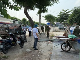 Công an phường Hưng Đạo ra quân lập lại trật tự đường hè, chào mừng Đại hội Đảng bộ thành phố Hải Phòng