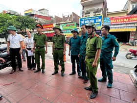Công an xã Hợp Tiến cùng các lực lượng giải tỏa hành lang đường tỉnh 390, đường trục xã 