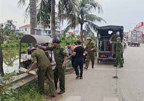 Công an xã Vĩnh Am tuyên truyền, vận động 20 hộ dân tự giác tháo dỡ biển hiệu, mái che, mái vẩy lấn chiếm lòng đường và vỉa hè