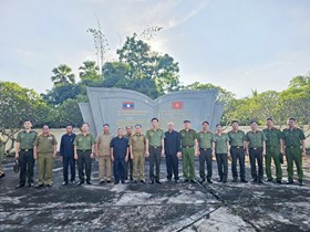 Đoàn công tác Công an thành phố thăm, làm việc tại tỉnh Viêng Chăn