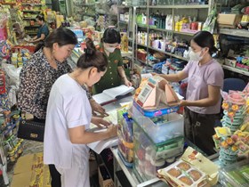 Công an xã Mao Điền phối hợp kiểm tra an toàn thực phẩm dịp Tết Trung thu