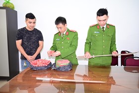 Công an phường Bạch Đằng tiếp nhận 3,7kg pháo nổ và 02 kiếm tự chế do Nhân dân giao nộp