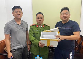 Công an phường Lê Chân tiếp nhận 5kg pháo do Nhân dân giao nộp