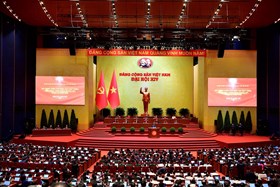 Các đại biểu thảo luận tại hội trường về các văn kiện Đại hội XIV