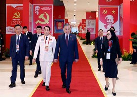 Các đại biểu vào Trung tâm Hội nghị Quốc gia dự phiên họp trù bị Đại hội XIV của Đảng