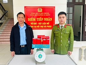 Công an phường Ái Quốc đẩy mạnh tuyên truyền, vận động thu hồi vũ khí, vật liệu nổ, công cụ hỗ trợ và pháo