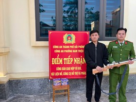 Công an phường Nam Triệu: Tích cực vận động giao nộp vũ khí và pháo nổ