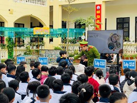 Công an đặc khu Cát Hải: Tuyên truyền, phổ biến, giáo dục pháp luật tại Trường Tiểu học Nguyễn Văn Trỗi, Thôn 3 và Thôn 18 