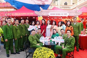 Công an phường Gia Viên: Sôi nổi hội thi gói bánh chưng, rực rỡ gian hàng Tết gắn kết nghĩa tình