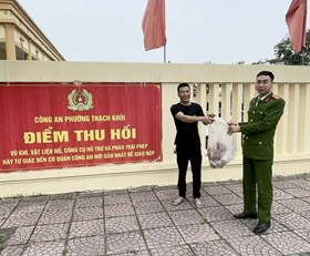 Công an phường Thạch Khôi vận động thu hồi 05 khẩu súng và 11,1 kg pháo các loại
