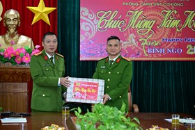 Đại tá Phạm Chí Hiếu - Phó Giám đốc CATP thăm, chúc Tết và động viên cán bộ, chiến sĩ Phòng Cảnh sát Cơ động 