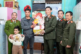 Đại tá Phạm Viết Dũng – Phó Giám đốc CATP thắp hương, thăm hỏi, trao quà tặng gia đình các đồng chí nguyên lãnh đạo CATP, CBCS có hoàn cảnh khó khăn