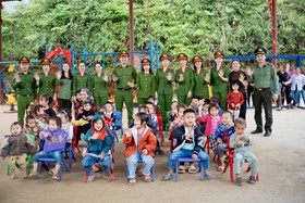 Công an phường Chu Văn An tổ chức chương trình thiện nguyện “Nâng bước em đến trường”