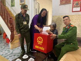Công an phường Lê Chân - Mang ngày hội bầu cử đến tận nhà cử tri cao tuổi