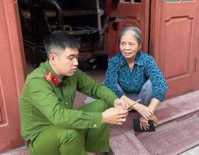 Công an phường Thành Đông đẩy mạnh hướng dẫn người dân cài đặt Sổ sức khỏe điện tử trên VNeID