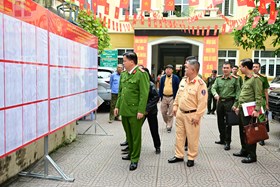 Đại tá Bùi Trung Thành - Phó Giám đốc CATP kiểm tra công tác bảo đảm ANTT tại các điểm bầu cử 