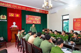 Đại tá Phạm Viết Dũng - Phó Giám đốc Công an thành phố kiểm tra công tác bảo đảm an ninh trật tự tại các điểm bầu cử