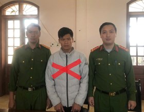 Khởi tố đối tượng túm áo, kéo lê một phụ nữ ở bến phà Giải (xã An Thành) về hành vi gây rối trật tự công cộng 
