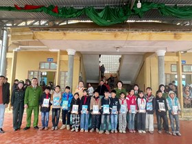 Phòng Cảnh sát kinh tế: Tặng 8.000 cuốn vở cho 03 trường học vùng cao tỉnh Sơn La