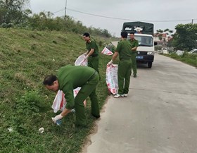 Sôi nổi hoạt động “Ngày Chủ nhật xanh” của Công an xã Hợp Tiến