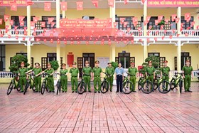 Công an phường Hưng Đạo: Bàn giao 15 xe đạp điện trợ lực cho Cảnh sát khu vực tiến tới “Mỗi nhịp xe thêm gần Nhân dân - mỗi  cung đường thêm vững bình yên”
