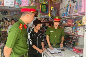 Công an xã Lạc Phượng tuyên truyền, ký cam kết bảo đảm trật tự hành lang giao thông trên tuyến đường 391