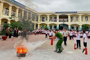 Đội Chữa cháy và CNCH khu vực 4: Tuyên truyền kiến thức, kỹ năng phòng cháy chữa cháy tới gần 1.000 giáo viên và học sinh Trường Tiểu học Đồng Thái