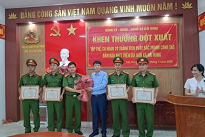 UBND xã Hải Hưng khen thưởng đột xuất tập thể, cá nhân lực lượng Công an xã