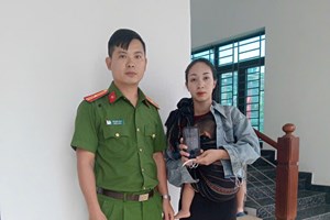Cán bộ Công an xã Cẩm Giang tận tụy phục vụ, giúp Nhân dân tìm lại tài sản bị mất.