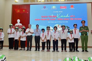 Chương trình "Giao thông xanh - Hành trình an toàn - Vững vàng tiên phong" số 5: Trao 600 mũ bảo hiểm tặng người dân xã Vĩnh Thuận