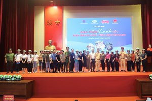Chương trình “Giao thông xanh - Hành trình an toàn - Vững vàng tiên phong” số 6: Trao 300 mũ bảo hiểm tặng công nhân và người dân phường Hưng Đạo