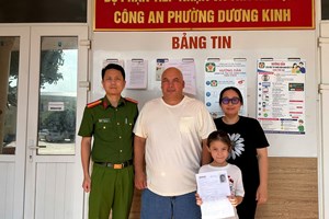 Công an phường Dương Kinh đăng ký thường trú cho công dân Hoa Kỳ