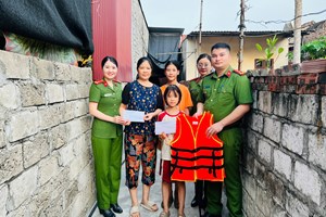 Công an phường Kinh Môn trao kinh phí hỗ trợ 04 cháu thuộc chương trình "cha mẹ đỡ đầu"