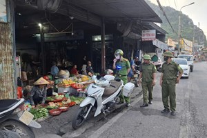 Công an phường Nhị Chiểu ra quân giải tỏa hành lang an toàn giao thông