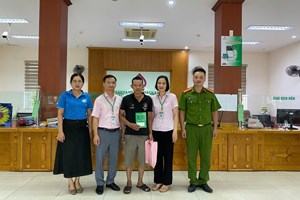 Công an xã An Phú phối hợp giải ngân nguồn vốn vay cho người sau cai nghiện ma túy