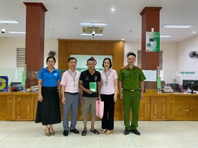 Công an xã An Phú phối hợp giải ngân nguồn vốn vay cho người sau cai nghiện ma túy