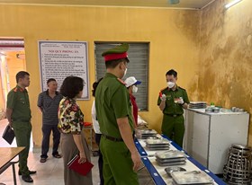 Công an xã Gia Phúc tăng cường kiểm tra việc chấp hành pháp luật về an toàn thực phẩm tại 3 trường học
