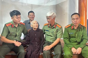 Công an xã Hà Nam thăm, tri ân cựu chiến sĩ Điện Biên Phủ 109 tuổi