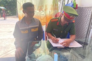 Công an xã Lạc Phượng tăng cường tuyên truyền, ký cam kết bảo đảm hành lang an toàn giao thông