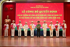 Công bố các Quyết định của Bộ trưởng Bộ Công an và Giám đốc CATP về thăng cấp bậc hàm, nâng bậc lương cho 64 sỹ quan nghiệp vụ
