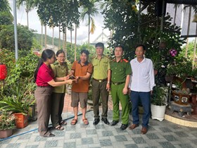 Công dân tự giác giao nộp cá thể rùa quý hiếm cho Công an phường Lê Đại Hành